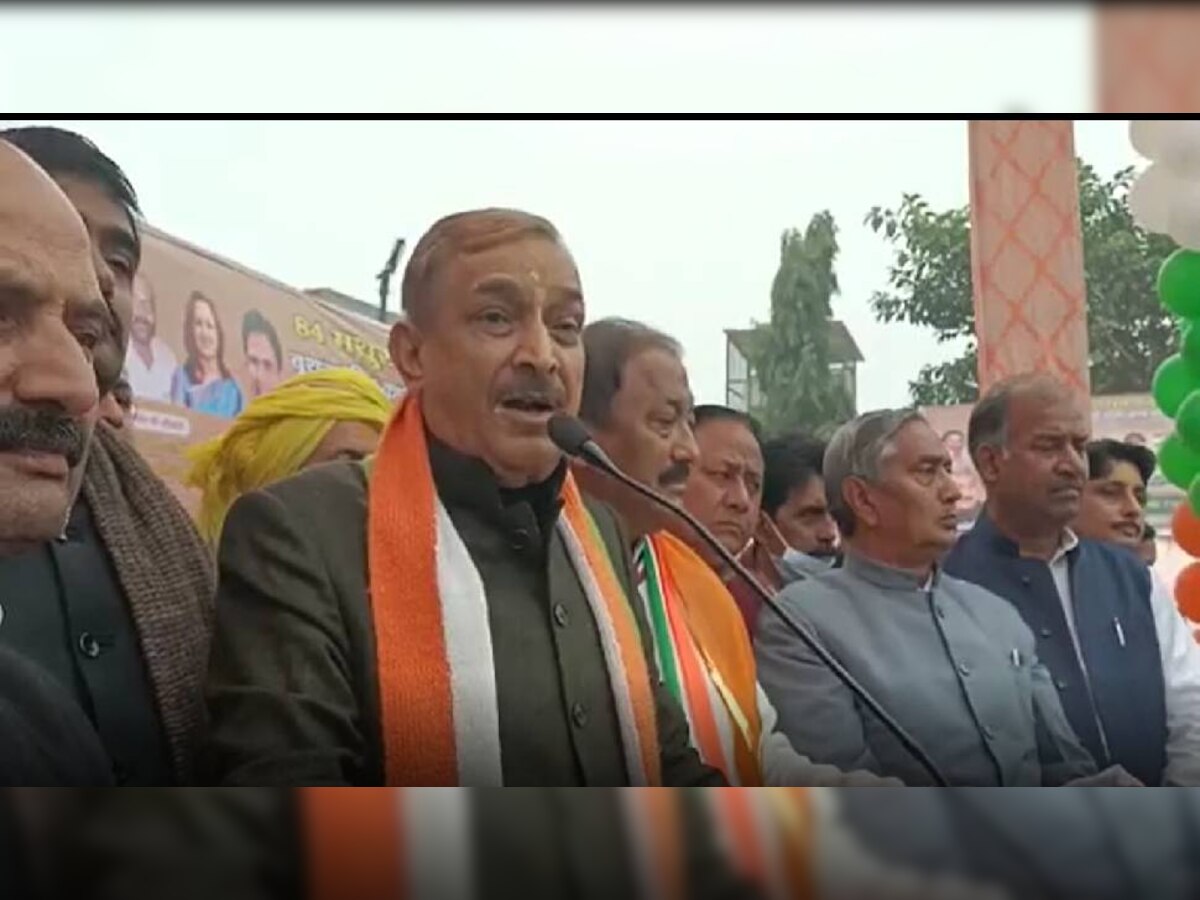 UP Vidhansabha Chunav 2022: कांग्रेस के बूथ सम्मेलन में हुआ फूहड़ डांस, तेरी आंख्यां का यो काजल पर बार बाला ने लगाए ठुमके