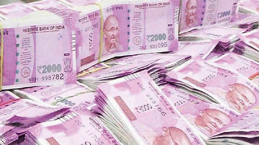 7th Pay Commission: जल्द जारी होगी DA की बकाया राशि, कर्मचारियों के खाते में आएंगे 2 लाख रुपये