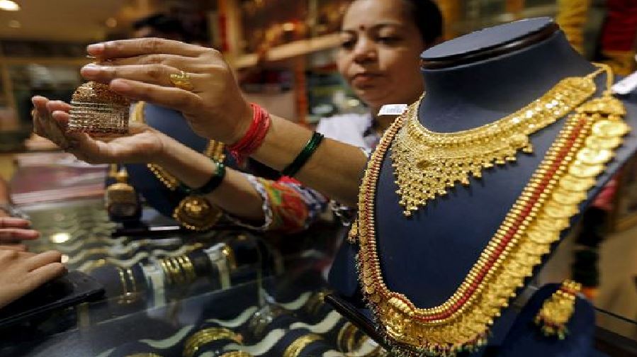 Gold Price: सर्राफा बाजार में लुढ़के सोने के दाम, रिकॉर्ड 8000 रुपये सस्ता हुआ सोना