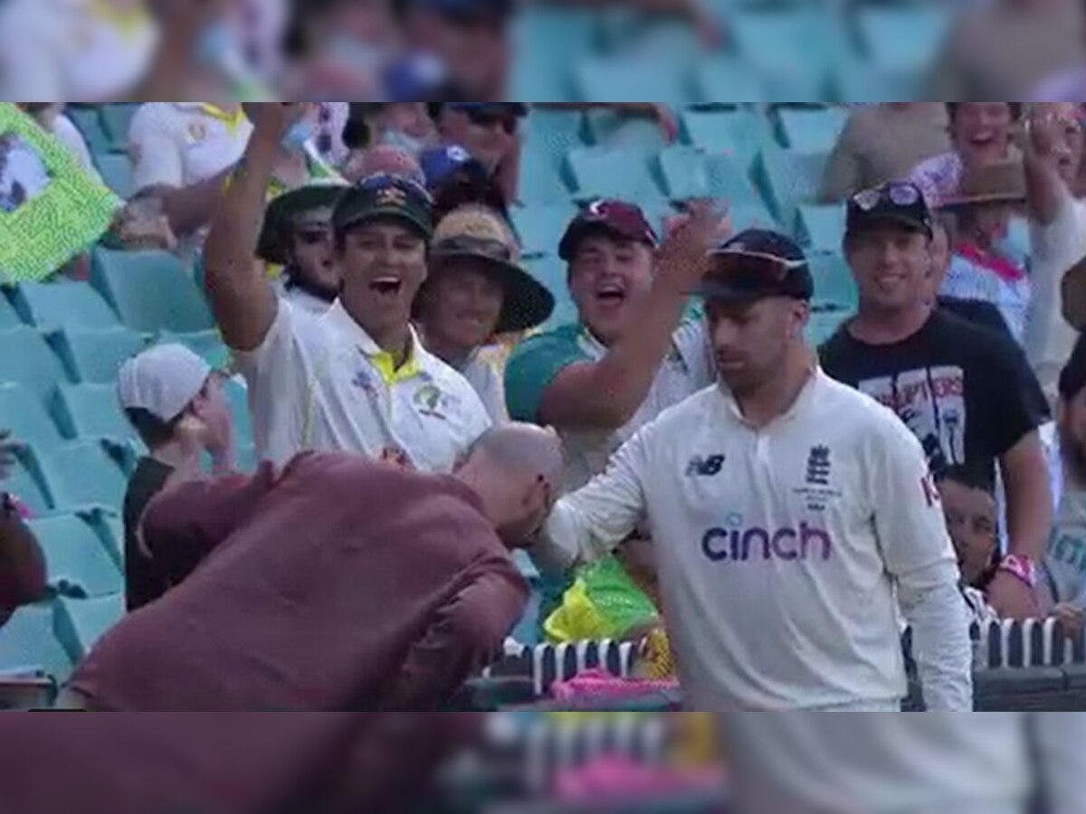 VIDEO: इस गंजे क्रिकेटर को मिला खुद के जैसा फैन, चिकने सिर पर दिया ऑटोग्राफ