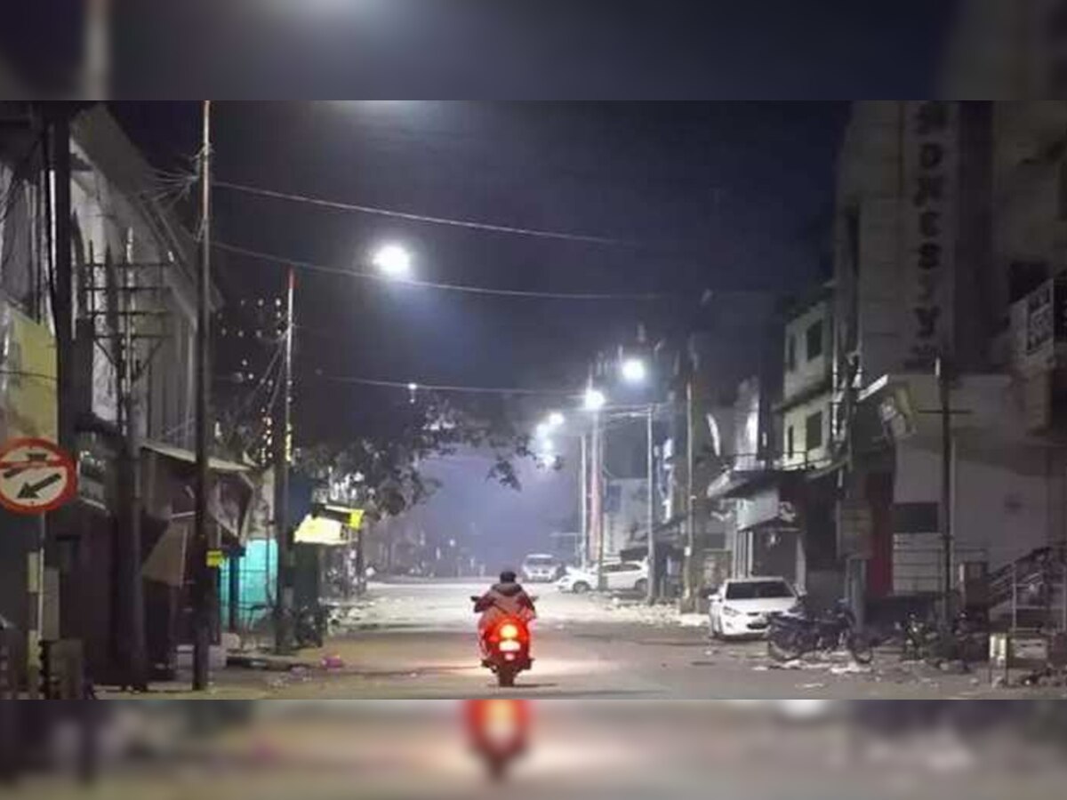 UP Night Curfew: यूपी के सभी जिलों में आज रात 10 बजे से प्रभावी होगा नाइट कर्फ्यू, CM योगी ने दिए निर्देश