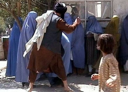 तालिबानः काबुल में लगाए गए पोस्टर, लिखा- महिलाओं का हिजाब पहनना जरूरी, याद रखें