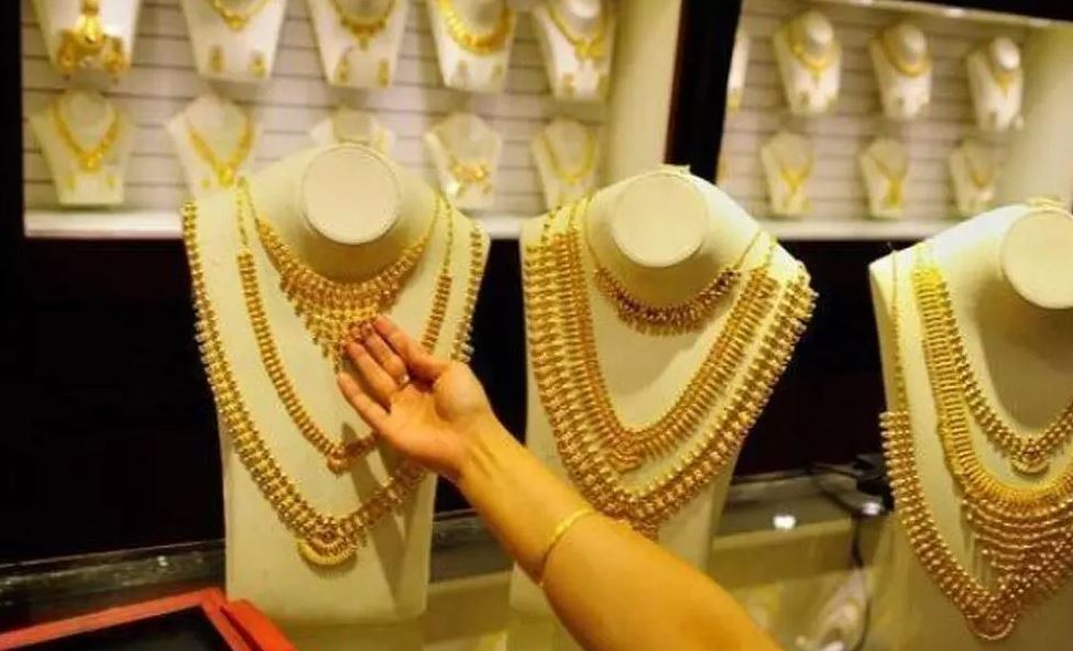 Gold Price: सोना सस्ता हुआ, रिकॉर्ड रेट से 8,048 रुपये कम हुआ सोने का भाव