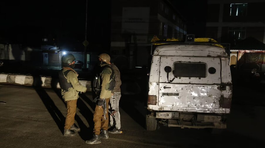 कश्मीर: सुरक्षाबलों की भारी गोलीबारी में एक आतंकी ढेर, 1 पुलिसकर्मी शहीद व 3 जवान घायल