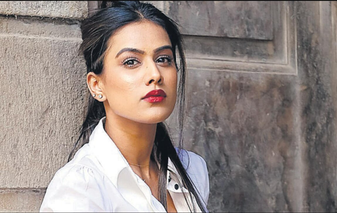 VIDEO: बीच सड़क पर निया शर्मा ने रिक्शावालों संग किया डांस, 'फूंक ले' गाने पर दिखाए किलर मूव्स