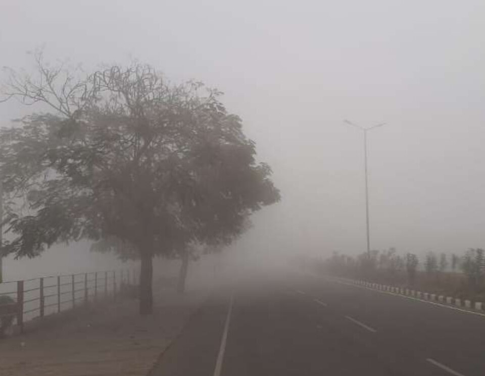 Weather Update: इन हिस्सों में घने कोहरे के साथ पड़ेगी कड़ाके की ठंड, बारिश की भी संभावना