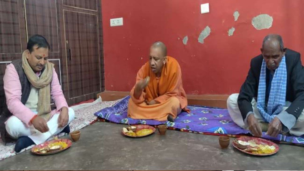 CM Yogi Adityanath eat khichdi at Dalit house follow 40 year old Gorakhpur  Makar Sankranti tradition | CM Yogi Adityanath ने दलित के घर खिचड़ी खाकर  निभाई मकर संक्रांति की 40 वर्ष