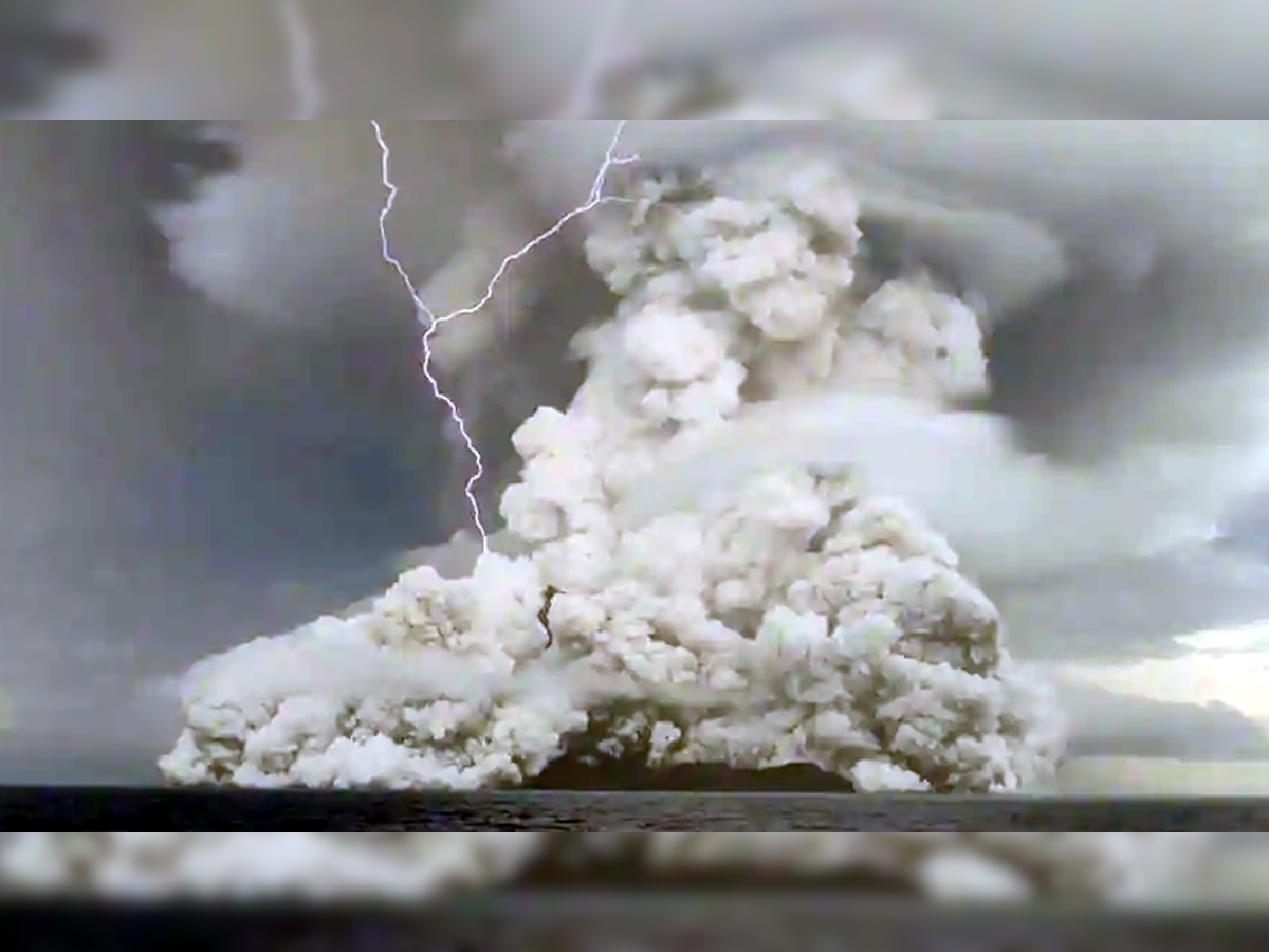 टोंगा में ज्‍वालामुखी विस्‍फोट.   