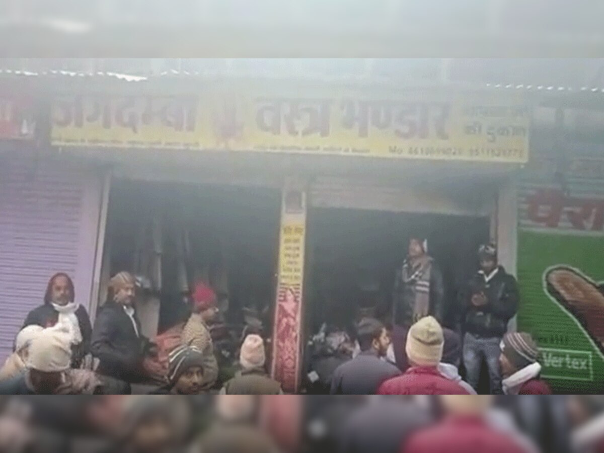 घटना स्थल का चित्र, दुकान के बाहर मौजूद भीड़