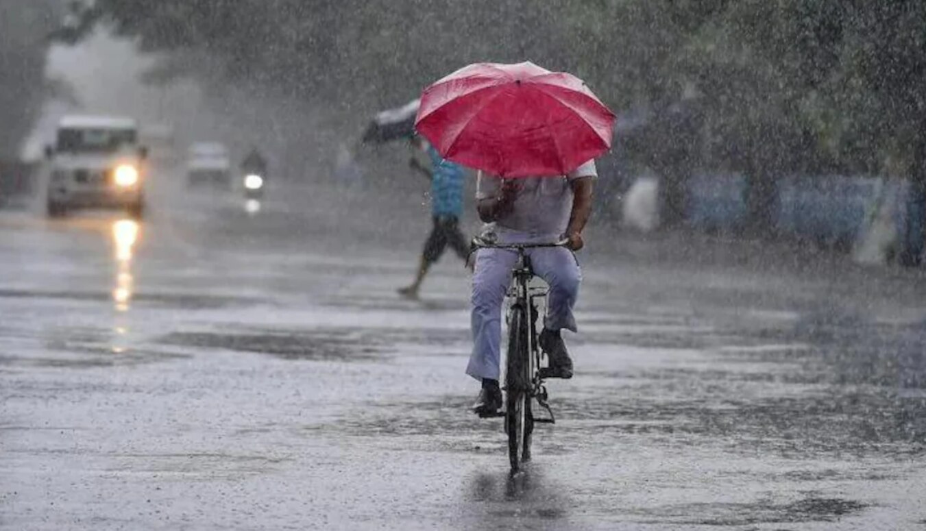Weather, Rain Update: बारिश ने तोड़ा रिकॉर्ड, इन राज्यों में आज भी खराब रहेगा मौसम