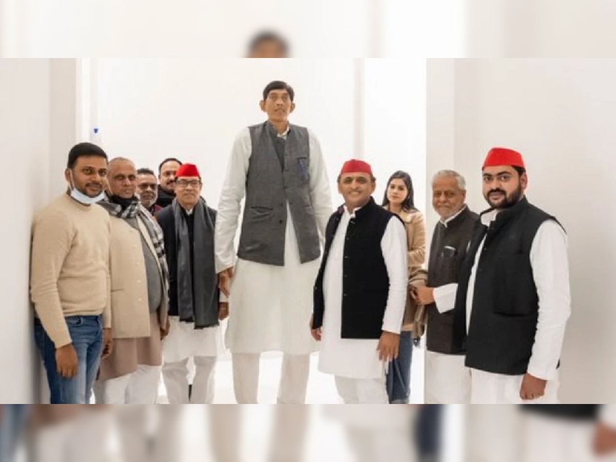 भारत के सबसे लंबे व्यक्ति ने जॉइन की समाजवादी पार्टी, 8 फुट 2 इंच के धर्मेंद्र के नाम है वर्ल्ड रिकॉर्ड
