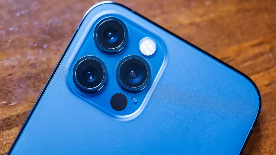 iPhone Camera Has a Black Dot which is actually a 3D Scanner Know