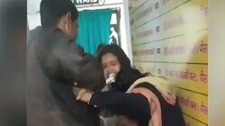 चंद रुपए के ल‍िए भ‍िड़ गई मह‍िला हेल्थ वर्कर्स, वायरल हुआ मारपीट का वीडियो