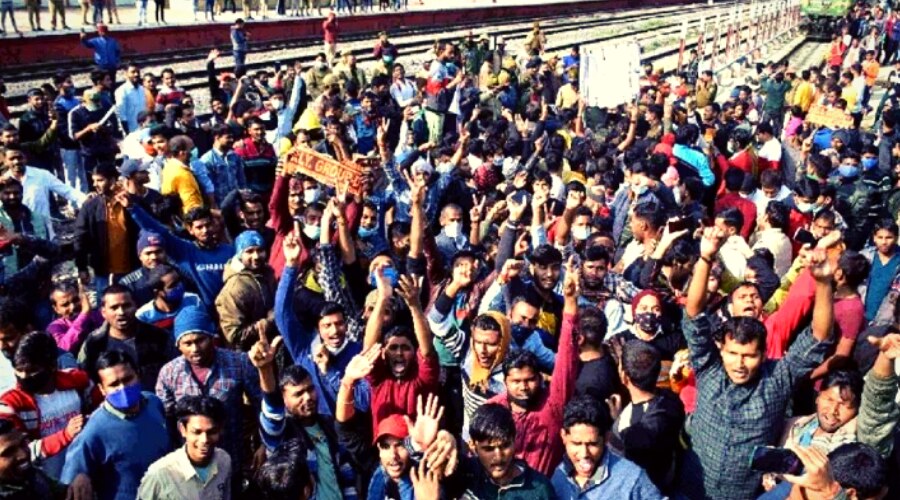 Prayagraj: 1000 अज्ञात लोगों के खिलाफ मामला दर्ज, 6 पुलिसकर्मी हुए सस्पेंड