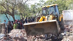 धनबाद के ट्रेक्शन कॉलोनी में चला रेलवे का बुलडोजर, अवैध निर्माण तोड़े गए