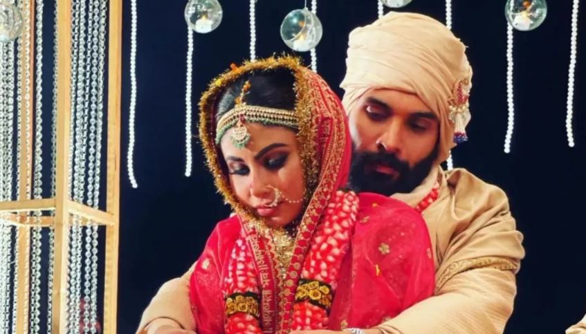 Mouni Roy Wedding: लाल जोड़ा पहन अब बंगाली दुल्हन बनीं मौनी, चुनरी पर लिखे मैसेज ने खींचा ध्यान