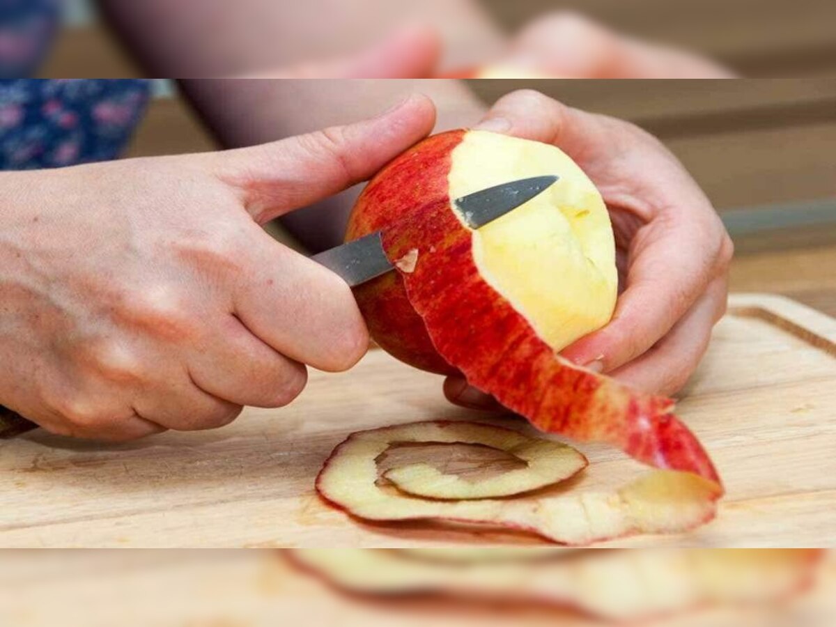 सेब को छीलकर खाना चाहिए या नहीं? जानिए इसका सही जवाब