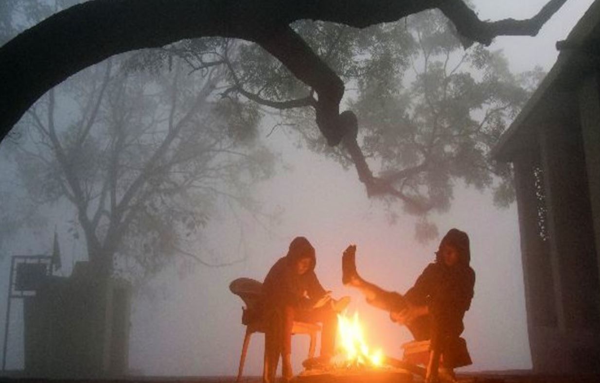 Weather Update: जानें कब तक जाएगी यह कड़ाके की ठंड, पारे में एकाएक 4-6 डिग्री उछाल संभव