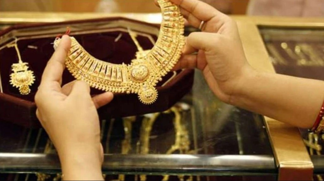Gold Price: तीन दिन में 900 रुपये सस्ता हो गया सोना, जानिए सोने का ताजा भाव