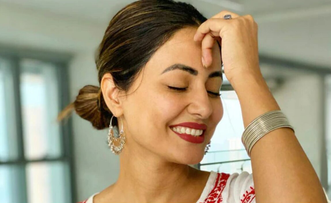 हिना खान ने शेयर किया बेडरूम वीडियो, ट्रांसपेरेंट स्कर्ट में दिखाया सिजलिंग अवतार