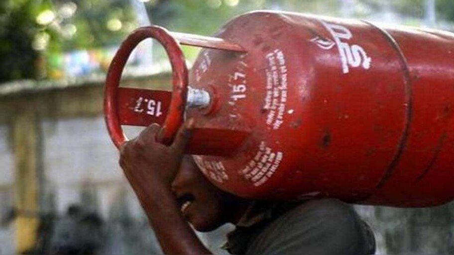 Budget 2022: बजट से पहले खुशखबरी, LPG की कीमतों में 91 रुपये की कमी