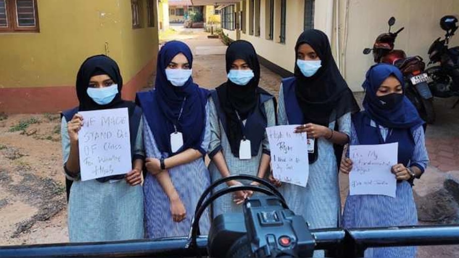 हिजाब विवाद: छात्रा ने कर्नाटक उच्च न्यायालय का दरवाजा खटखटाया, की ये मांग