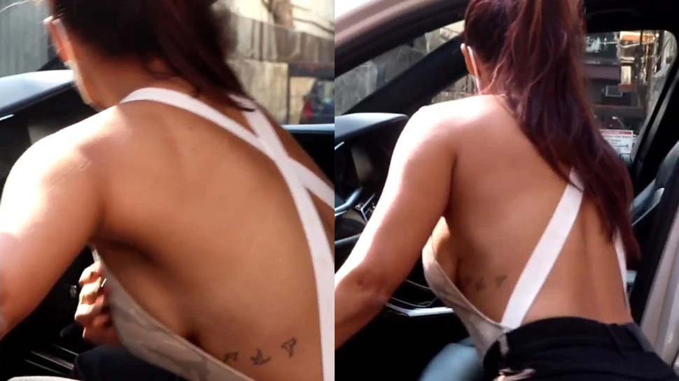 स्किन टाइट टॉप में Malaika Arora हुईं Oops Moment का शिकार; Video हो रहा है वायरल स्किन टाइट टॉप में Malaika Arora हुईं Oops Moment का शिकार; Video हो रहा है वायरल