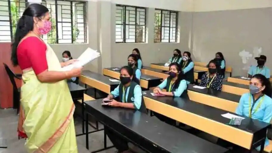 Delhi Restrictions: दिल्ली में खुलेंगे स्कूल-कॉलेज, मास्क को लेकर भी बदले नियम, लगभग सारे प्रतिबंध हटे