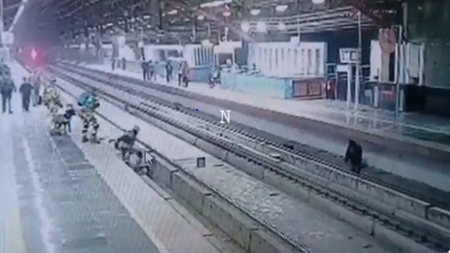 फोन पर बात करने के चक्कर में Delhi Metro ट्रैक पर जा गिरा शख्स; देखें Video