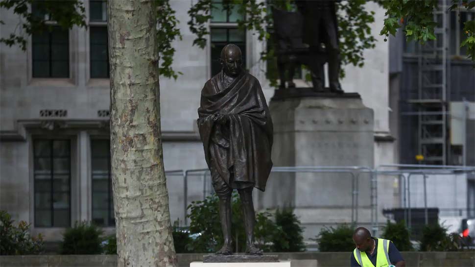 US में महात्मा गांधी की प्रतिमा से तोड़फोड़; भारतीय अमेरिकी में बेहद आक्रोष US में महात्मा गांधी की प्रतिमा से तोड़फोड़; भारतीय अमेरिकी में बेहद आक्रोष