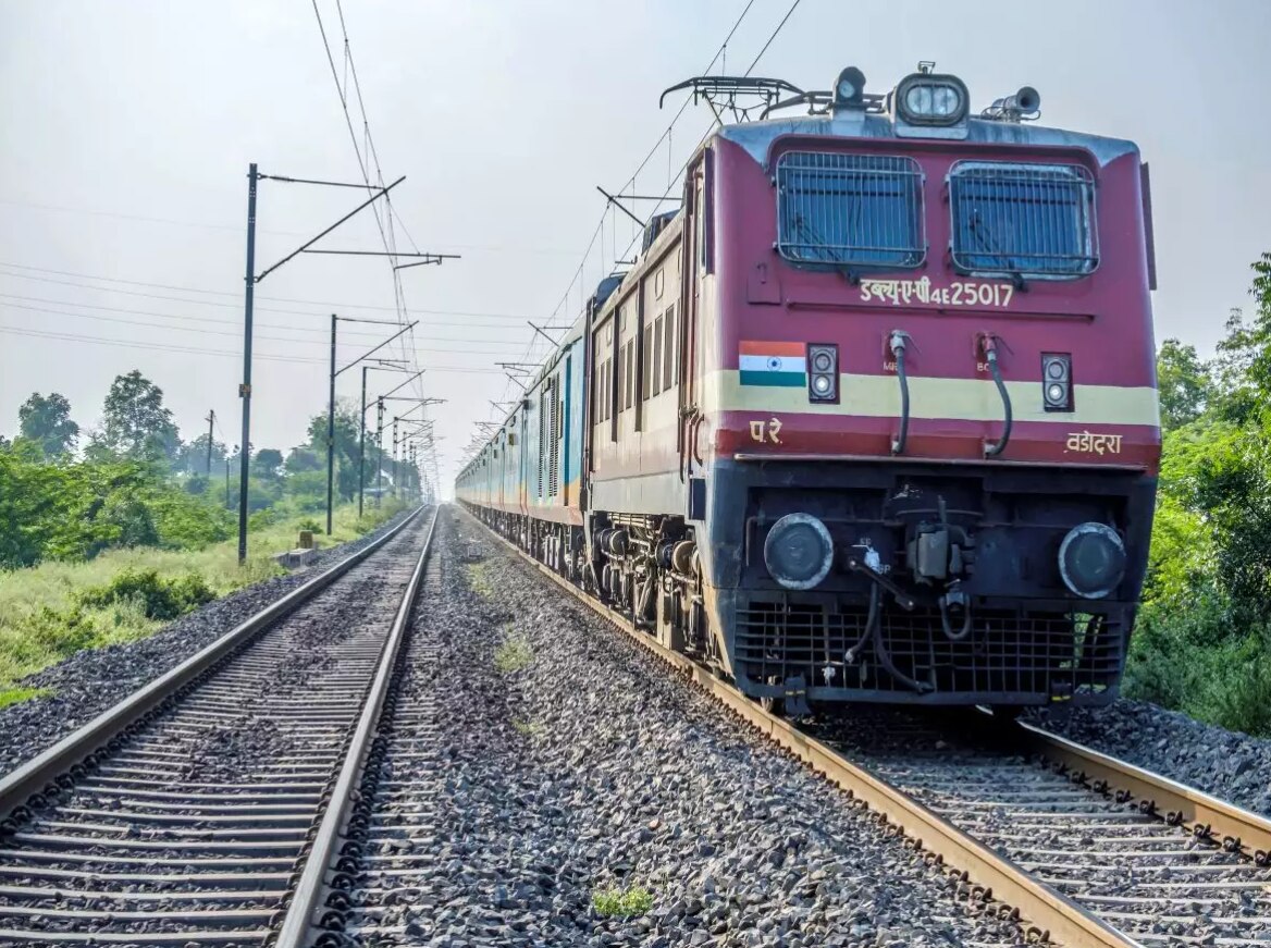  Indian Railway: रेलवे ने करीब 369 ट्रेनों को किया रद्द, देखें पूरी लिस्ट