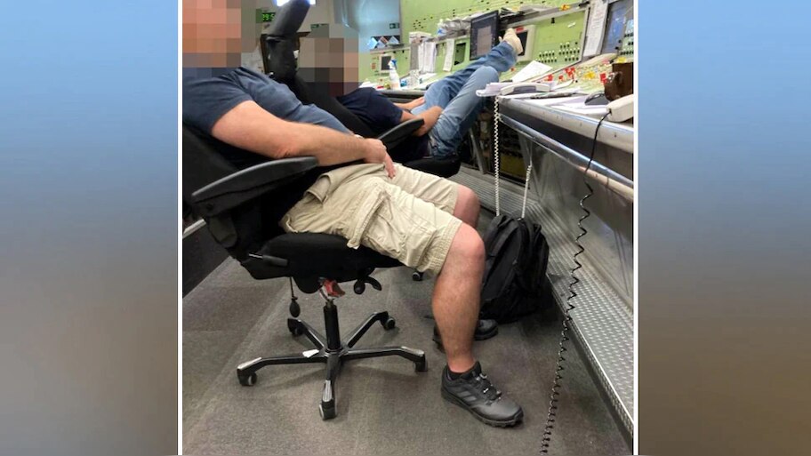 Viral Photo: Seeing this act of signalman you will get angry picture ...