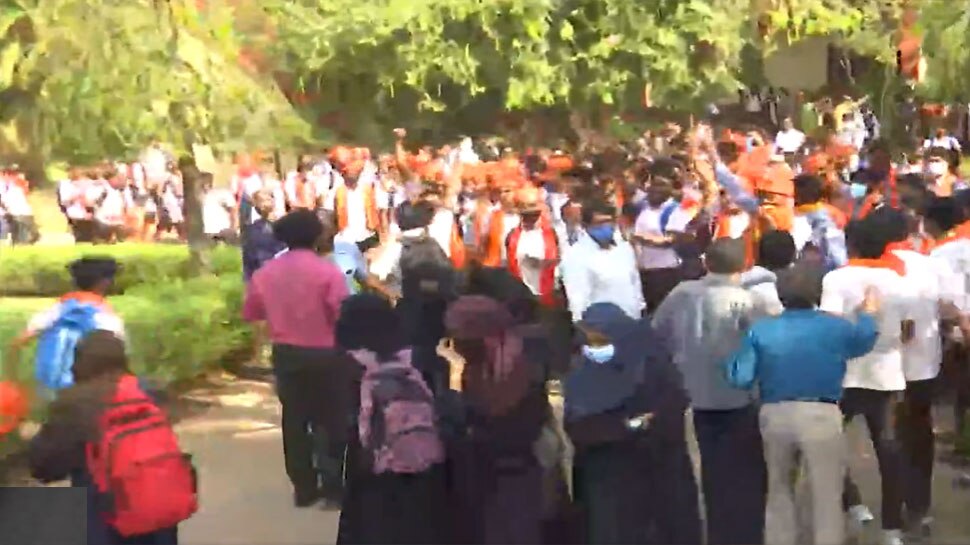 कर्नाटक: उडुपी के कॉलेज कैंपस में प्रदर्शन तेज, आमने-सामने आए 'भगवाधारी' छात्र और हिजाब वाली छात्राएं