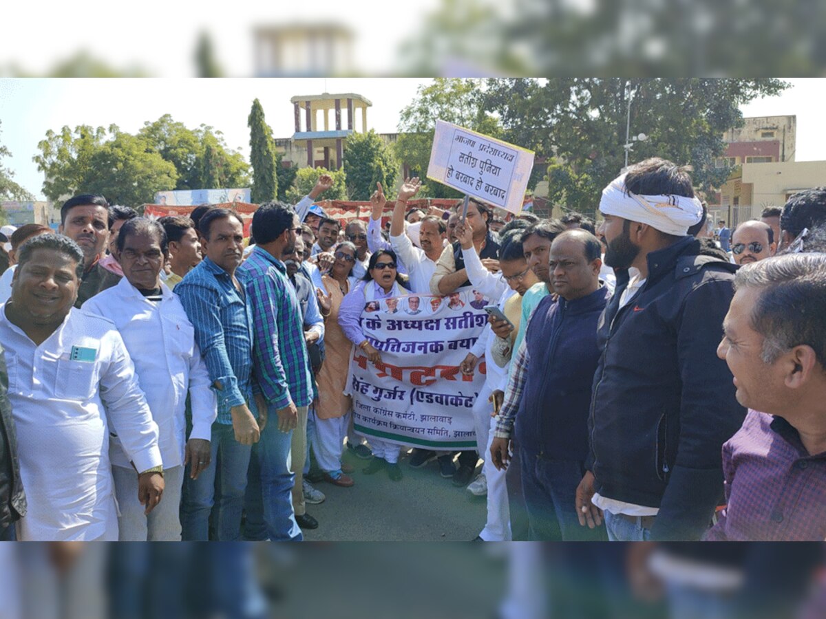 सैकड़ों कांग्रेस कार्यकर्ता मिनी सचिवालय के बाहर प्रदर्शन करते हुए धरने पर बैठ गए.