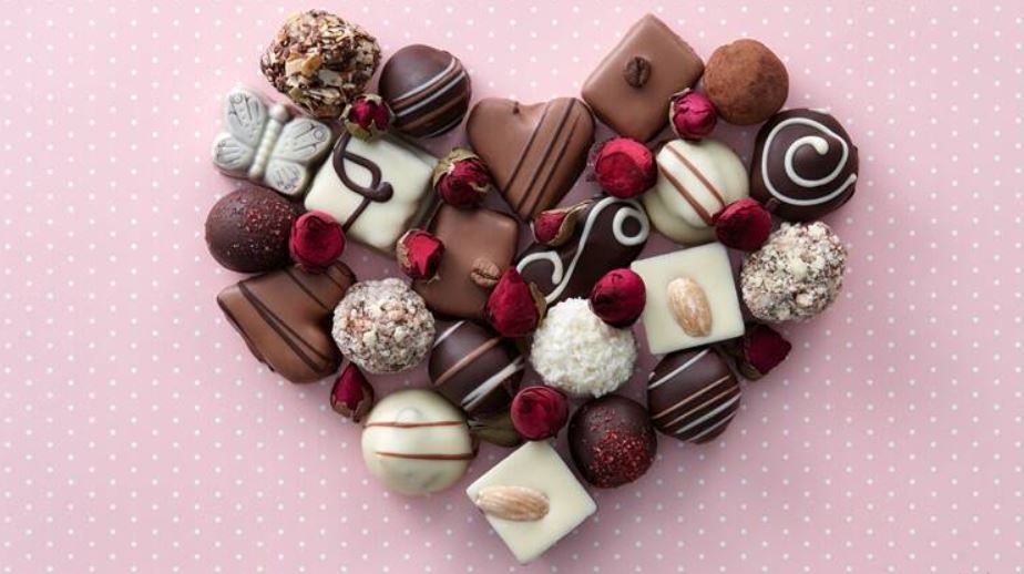 Happy Chocolate Day 2022: शायराना अंदाज में पार्टनर को दें चॉकलेट, रिश्त में घुल जाएगी मिठास