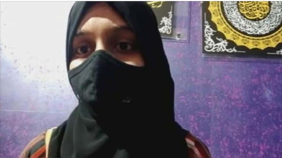 हिजाब विवादः कौन है यह लड़की, सोशल मीडिया पर हो रही जिसकी चर्चा?