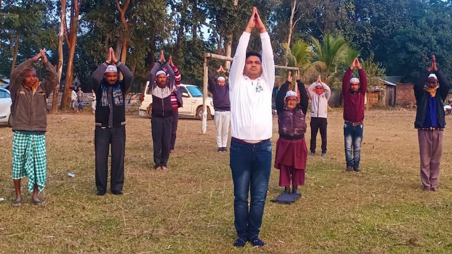 असम में हिंदू-मुस्लिम भाईचारे की मिसाल, अरबी शिक्षक ने किया सूर्य नमस्कार