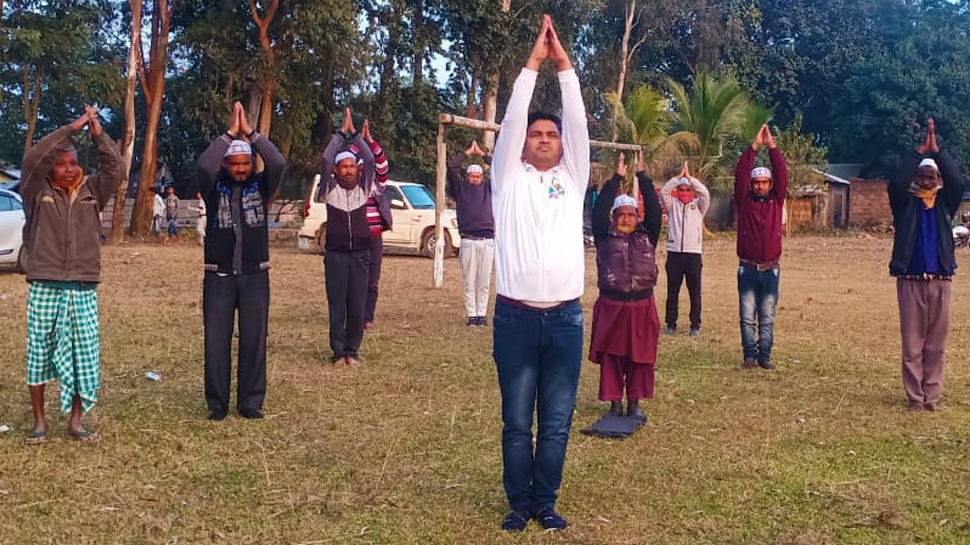 असम में हिंदू-मुस्लिम भाईचारे की मिसाल, अरबी शिक्षक ने किया सूर्य नमस्कार असम में हिंदू-मुस्लिम भाईचारे की मिसाल, अरबी शिक्षक ने किया सूर्य नमस्कार