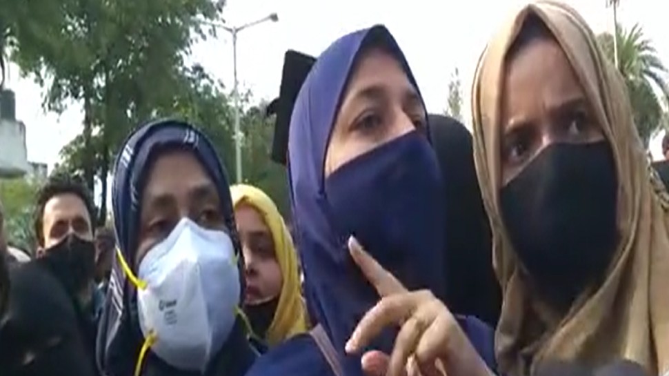 Hijab Vivad Students raised slogans Allah Hu Akbar after AMU administration  not get permission to protest SPU | Hijab Row: AMU प्रशासन द्वारा प्रोटेस्ट  की अनुमति न मिलने बाद छात्र छात्राओं ने