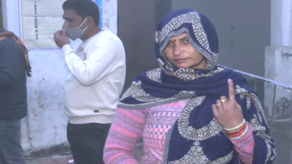 उत्तर प्रदेश में पहले चरण के लिए वोटिंग जारी, पोलिंग बूथ्स पर नज़र आने लगीं लंबी-लंबी कतारें उत्तर प्रदेश में पहले चरण के लिए वोटिंग जारी, पोलिंग बूथ्स पर नज़र आने लगीं लंबी-लंबी कतारें