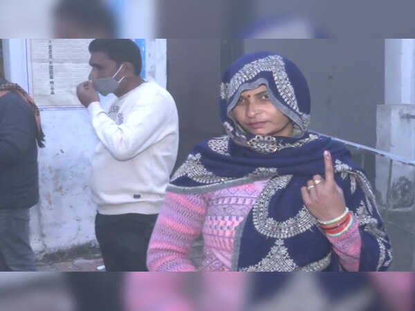 उत्तर प्रदेश में पहले चरण के लिए वोटिंग जारी, पोलिंग बूथ्स पर नज़र आने लगीं लंबी-लंबी कतारें