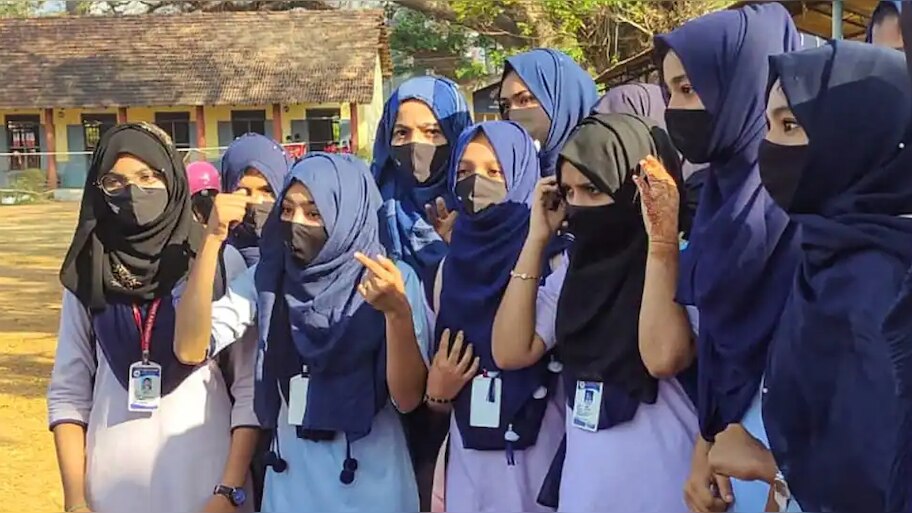 Hijab Controversy: हाई कोर्ट की बड़ी बेंच आज करेगी सुनवाई, मुस्लिम महिला जज भी टीम में शामिल