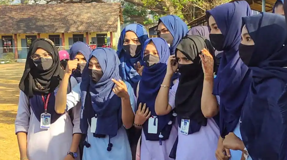 Hijab Controversy: हाई कोर्ट की बड़ी बेंच आज करेगी सुनवाई, मुस्लिम महिला जज भी टीम में शामिल Hijab Controversy: हाई कोर्ट की बड़ी बेंच आज करेगी सुनवाई, मुस्लिम महिला जज भी टीम में शामिल
