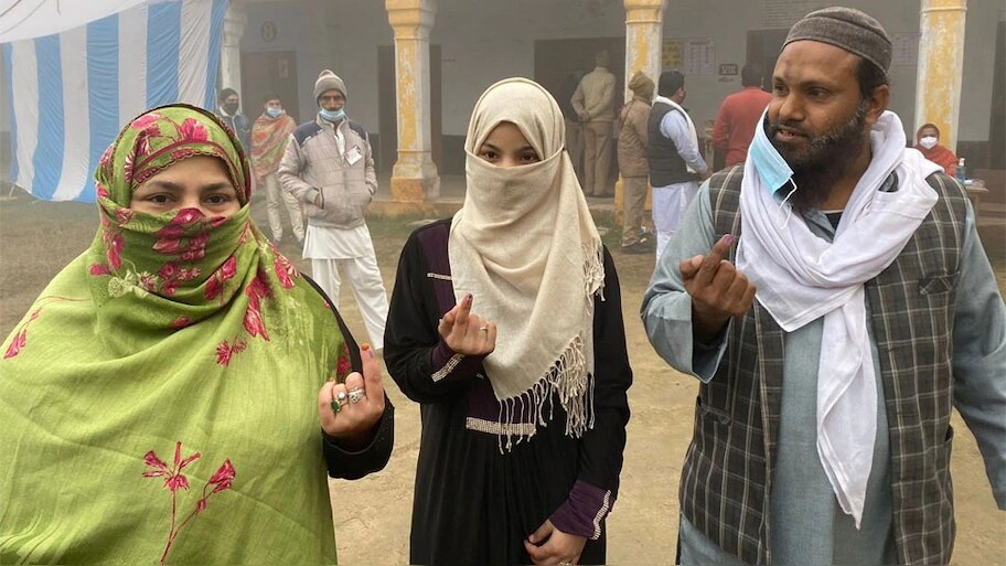 UP में वोटिंग जारी, SP का बड़ा आरोप- कैराना में गरीब वोटर लाइनों से धमकाकर लौटाए जा रहे