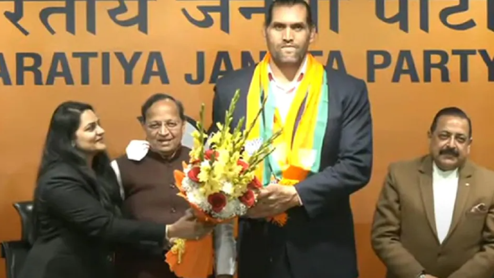 BJP में शामिल हुए WWE रेसलर The Great Khali, मोदी सरकार की तारीफ में बांधे पुल BJP में शामिल हुए WWE रेसलर The Great Khali, मोदी सरकार की तारीफ में बांधे पुल