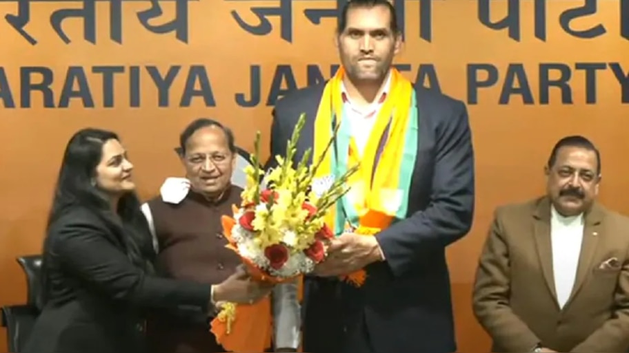 BJP में शामिल हुए WWE रेसलर The Great Khali, मोदी सरकार की तारीफ में बांधे पुल