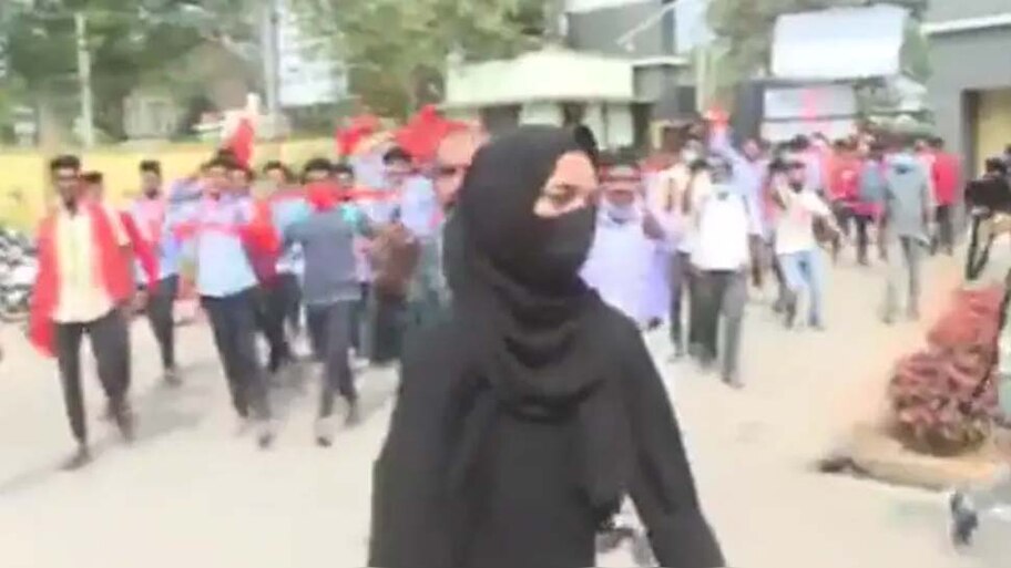 Karnataka Hijab Row: अदालत का सख्त आदेश, कहा- फैसला आने नहीं पहनी जाएगी कोई मज़हबी पोशाक