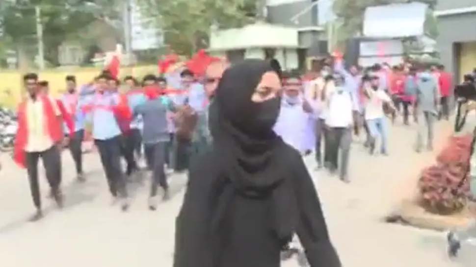 Karnataka Hijab Row: अदालत का सख्त आदेश, कहा- फैसला आने नहीं पहनी जाएगी कोई मज़हबी पोशाक Karnataka Hijab Row: अदालत का सख्त आदेश, कहा- फैसला आने नहीं पहनी जाएगी कोई मज़हबी पोशाक
