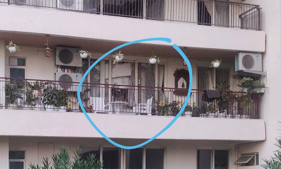 Gurugram: हरियाणा के गुरुग्राम के सैक्टर 109 में बड़ा हादसा, अपार्टमेंट की छत गिरने से 2 की मौत Gurugram: हरियाणा के गुरुग्राम के सैक्टर 109 में बड़ा हादसा, अपार्टमेंट की छत गिरने से 2 की मौत