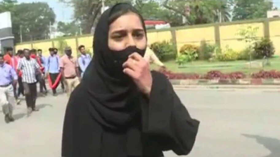 Hijab Row: 'अल्लाहु अकबर' का नारा लगाने वाली छात्रा को 5 लाख देने पर फंसा जमीयत उलेमा-ए-हिंद 